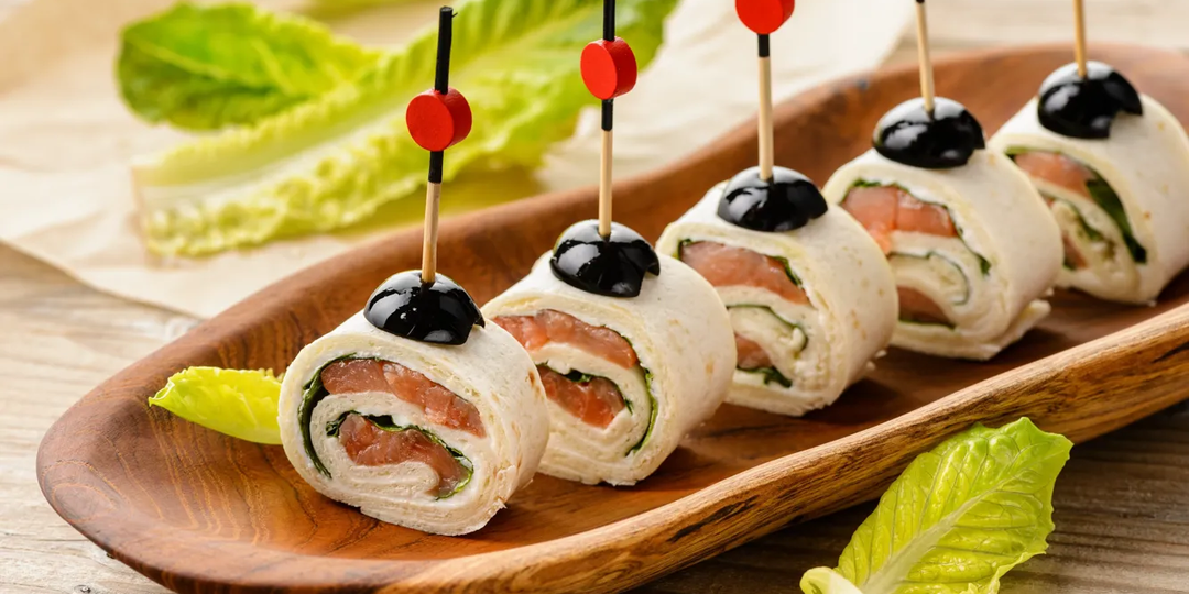 Новогодние рулеты из лаваша: 5 простых и вкусных рецептов для праздничного стола!