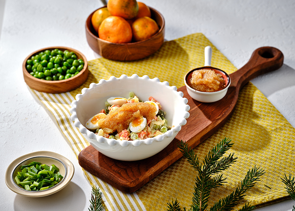 Нетривиальная версия оливье с рыбой, икрой и необычной заправкой.