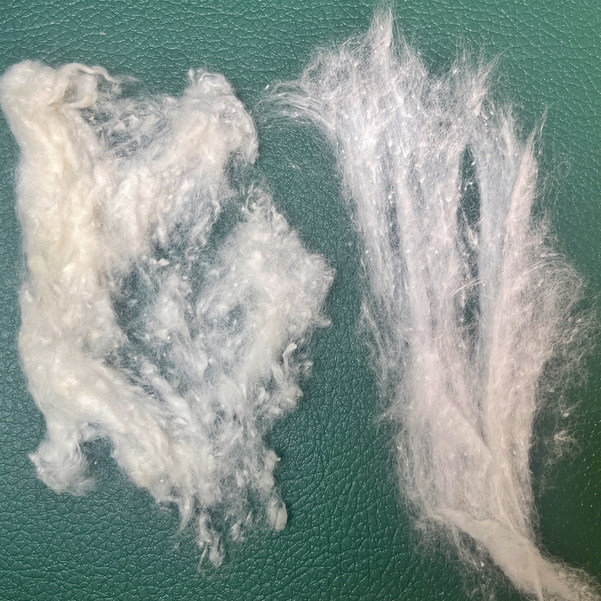 Вата слева очень неоднородная, у нее короткие волокна, направленные в разные стороны. У ваты справа волокно длинное, вычесанное в одном направлении. С такой ватой будет намного приятнее работать. 