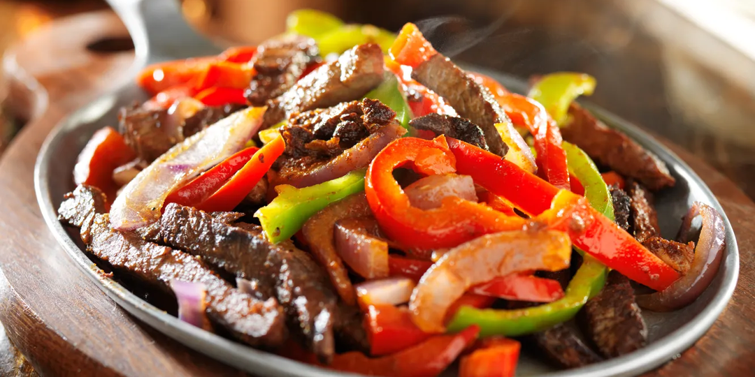 Теплые новогодние салаты: 4 рецепта для уютного застолья и настроения!