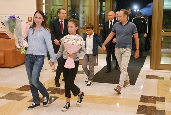    Анна Дульцева с дочерью; слева на втором плане — Сергей Нарышкин; справа — Артем Дульцев