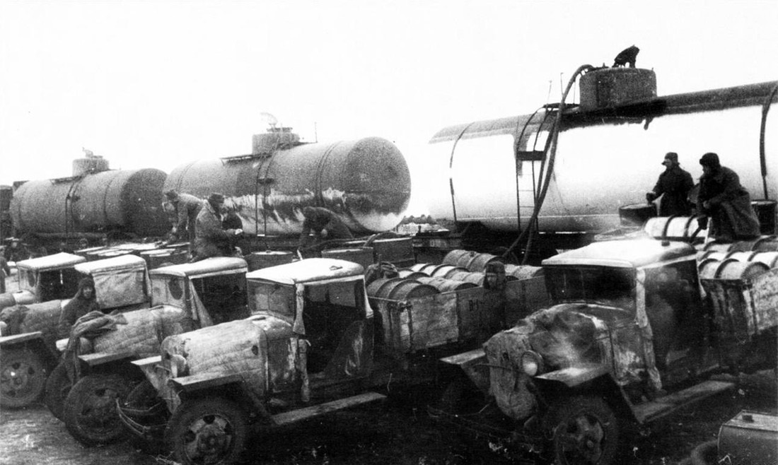 Полуторки без дверей, бампера, одной фарой и задними тормозами.