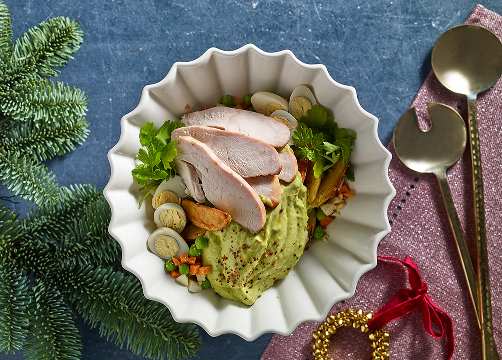 Не совсем обычный оливье в совсем необычной подаче. Смело и очень вкусно!