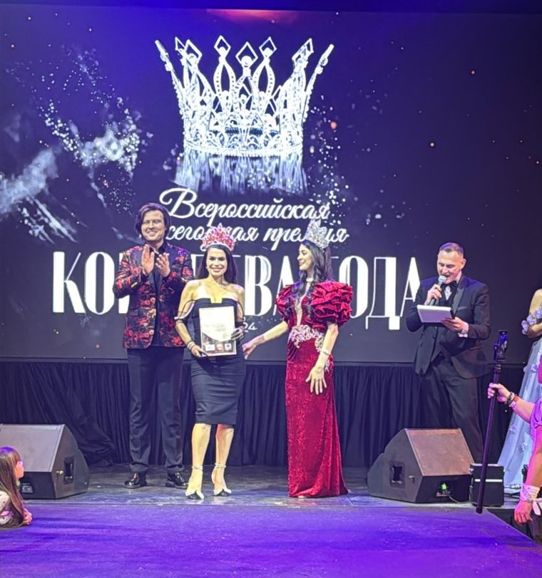 Корону пермячке вручал певец Прохор Шаляпин. Фото: страница Ксении Кин в соцсети «ВКонтакте»