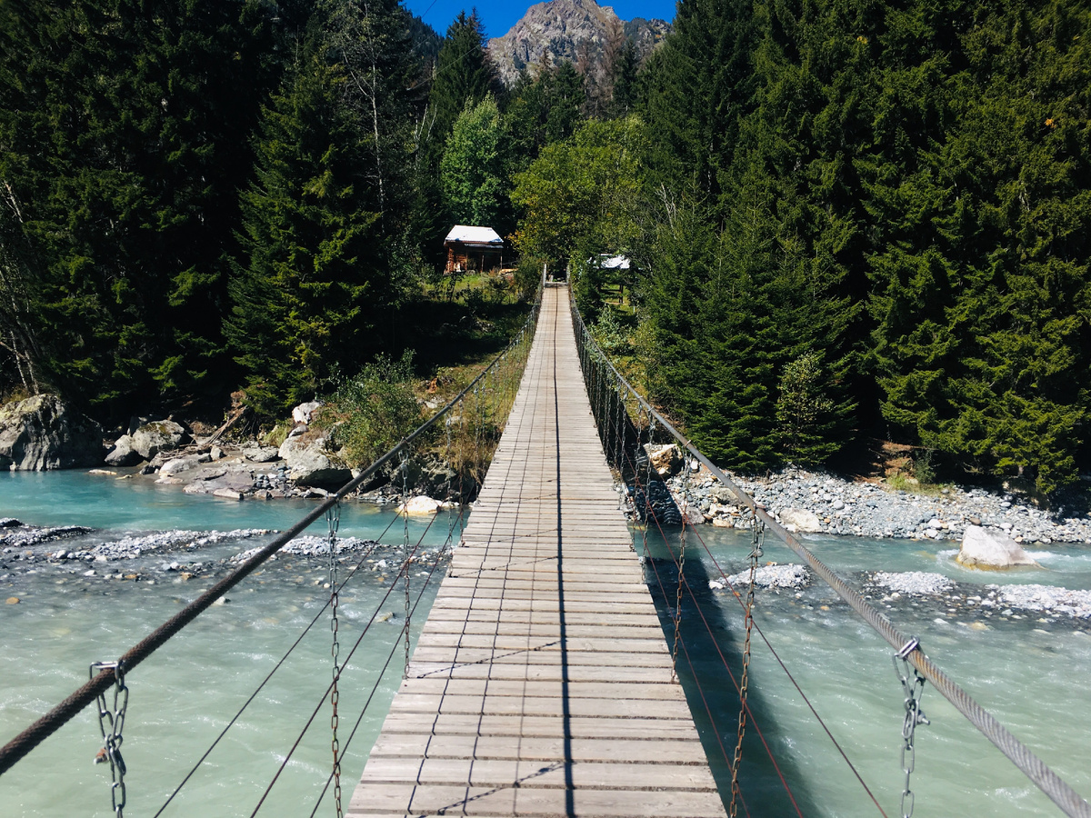 Под ногами бурная горная река Теберда.