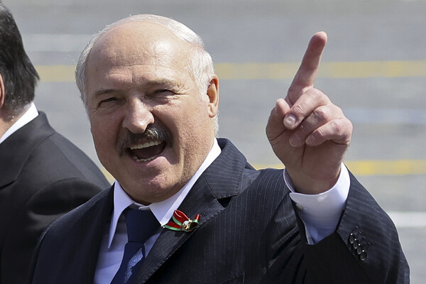 Президент Белоруссии Александр Лукашенко на Красной площади после военного парада в честь Дня Победы.    
 
Москва, Россия. 24 июня 2020 г. / Yekaterina Shtukina/AP   📷