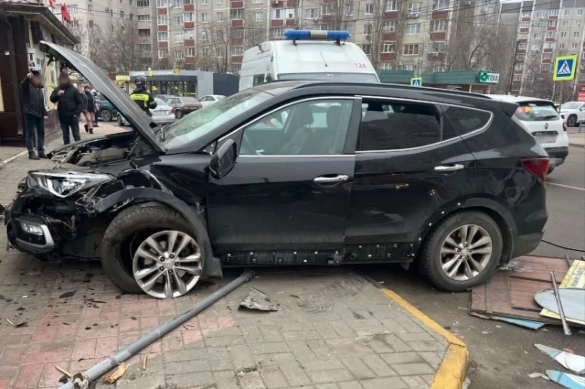    В Воронеже кроссовер сбил двух пешеходов и влетел в фасад здания