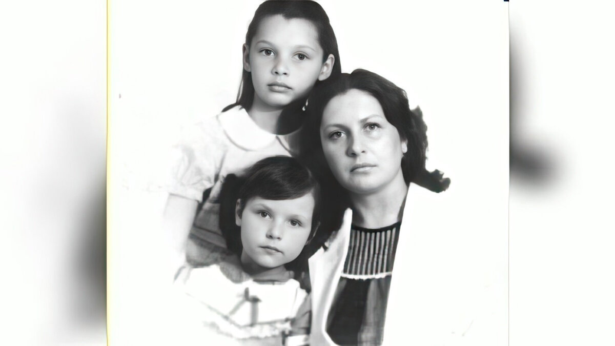 С сестрой и мамой