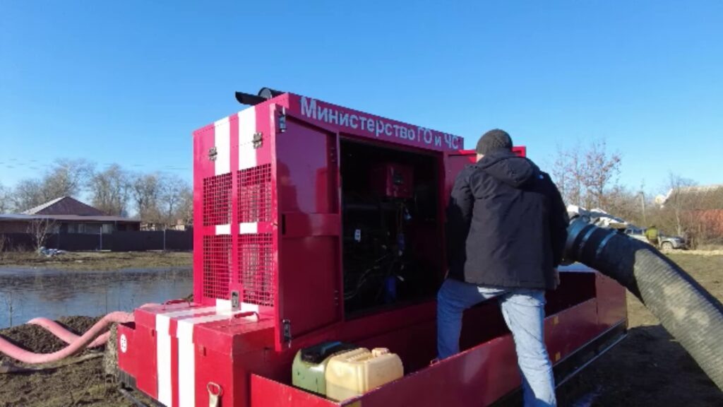    Ликвидация подтоплений в микрорайоне Западном в Трудобеликовском. 30 января 2023 года. Фото из архива редакции
