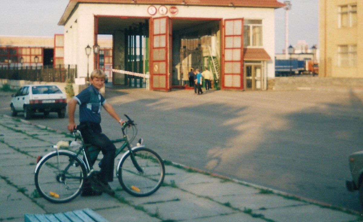 Проходная нашего АТП и я со своим велосипедом.