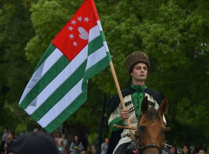 Абхазский флаг. Флаг абхазии. День абхазского флага. Флаг абхазии в сухуми. День государственного флага - абхазия.