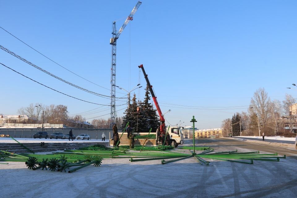    Начало монтажа новогодней ели на площади Сахарова. Источник: Виталий Барабаш