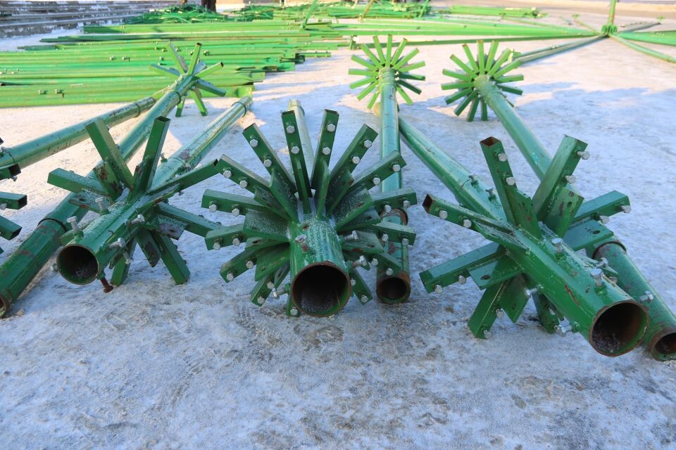    Начало монтажа новогодней ели на площади Сахарова. Источник: Виталий Барабаш