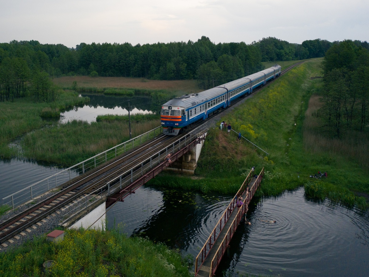 Река Мышанка и дизель над ней