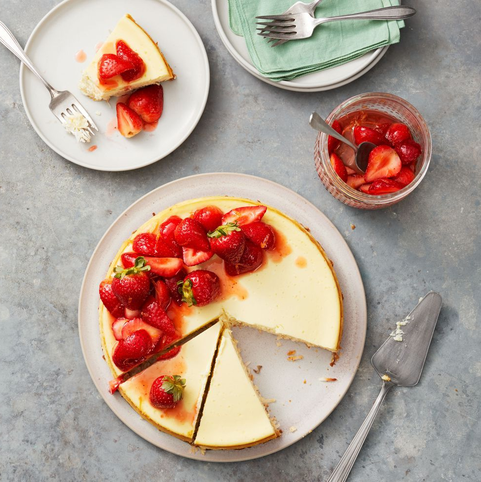 Сливочный чизкейк на кокосовом корже с клубничным декором