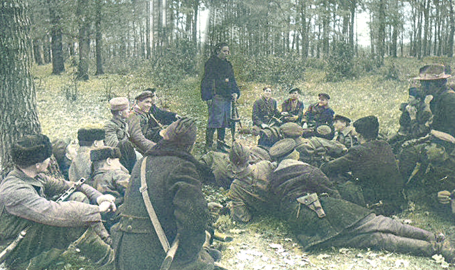 Героиня повествования доводит политинформацию до своих бойцов, 1943 г.