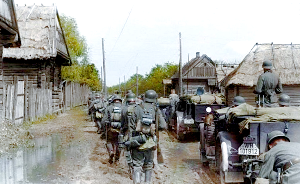 Немецкая колонна продвигается через белорусскую деревню, 1942 г.