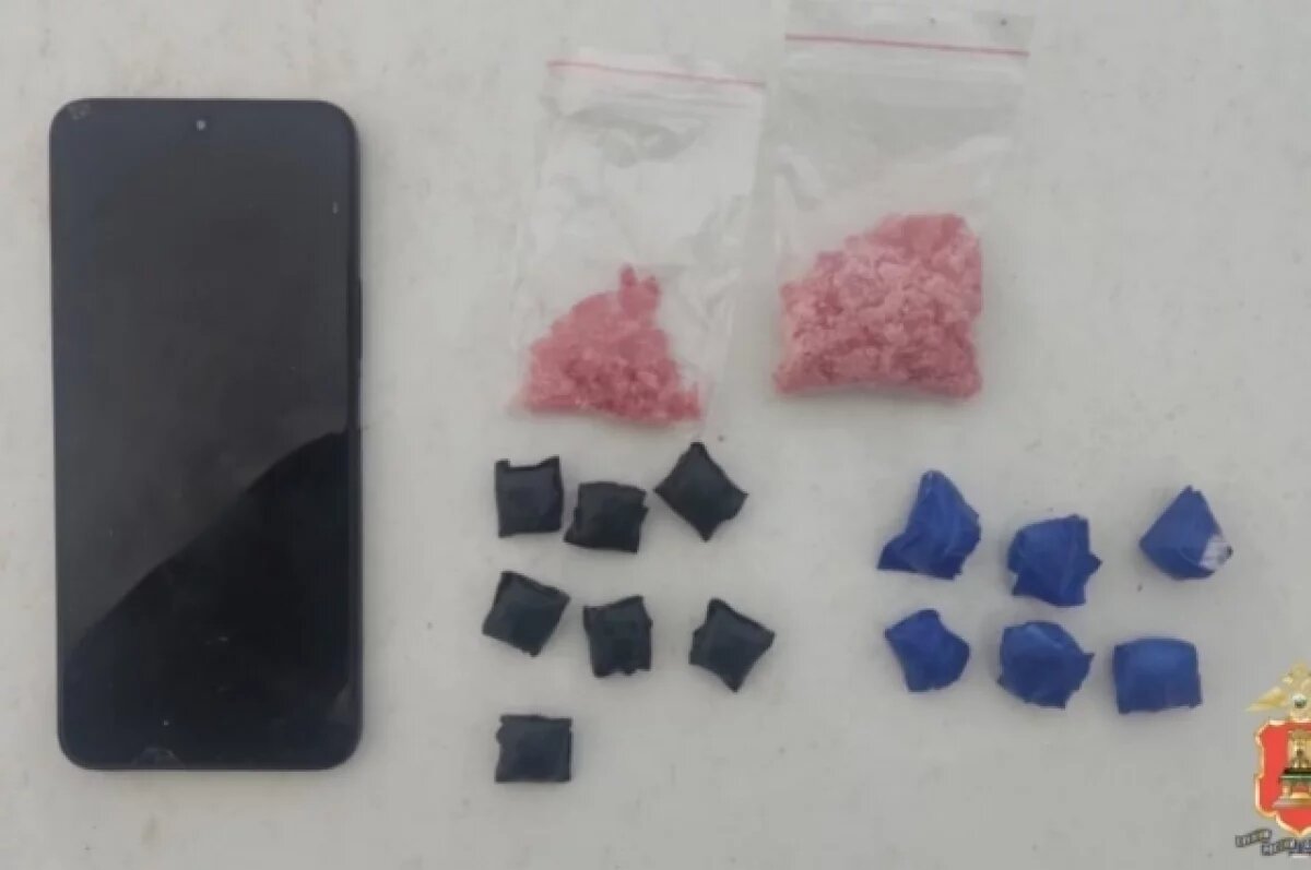    В Осташкове мужчина при виде полицейских выкинул 30 свёртков с наркотиками