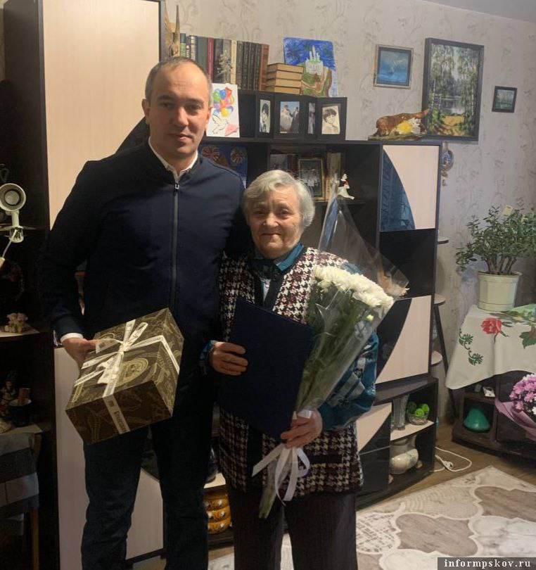 Евгения Николаевна Хотяшова отметила 90-летие. Фото: пресс-служба Псковской городской Думы