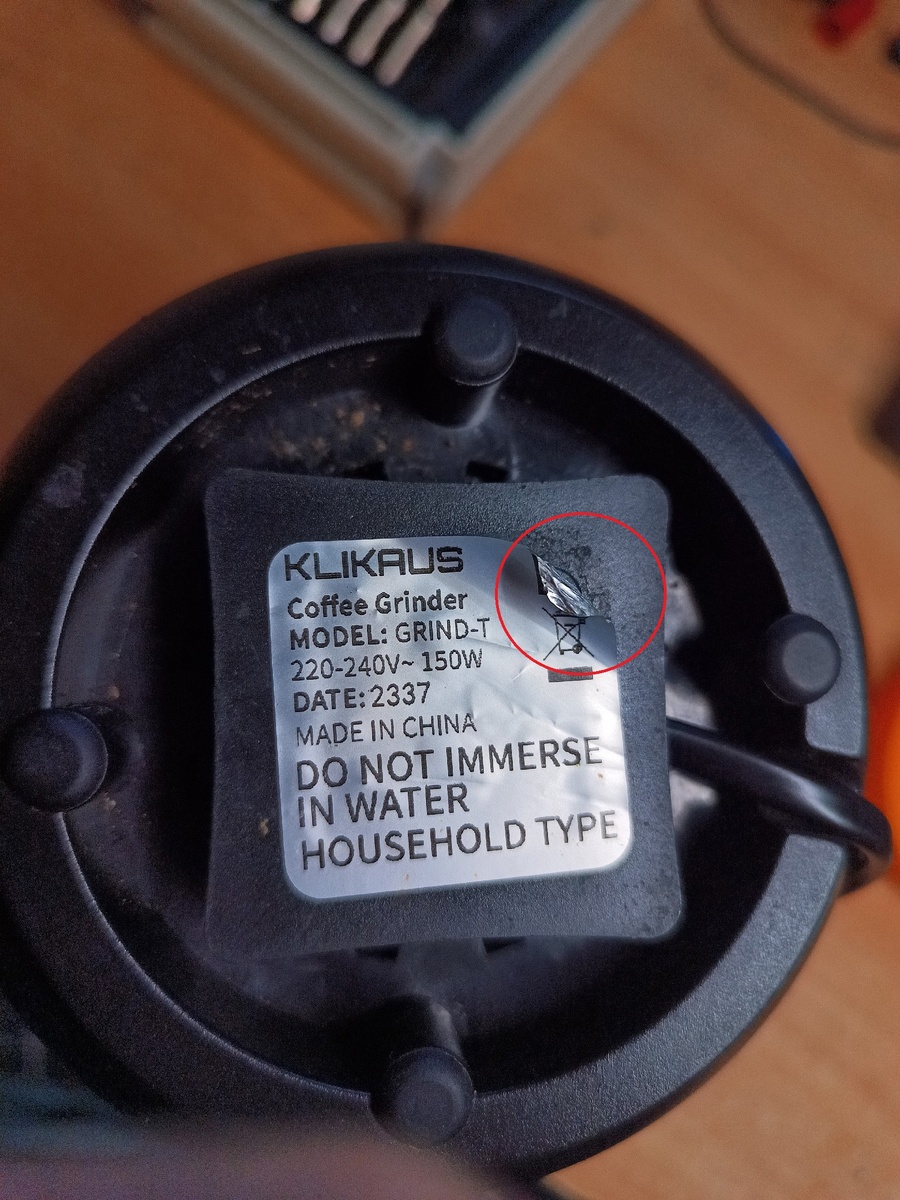 Бирка, которую нужно аккуратно отклеить. 