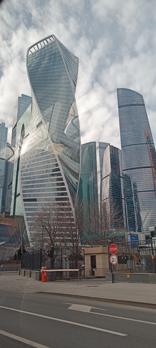 А самая эффектная – башня "Эволюция"