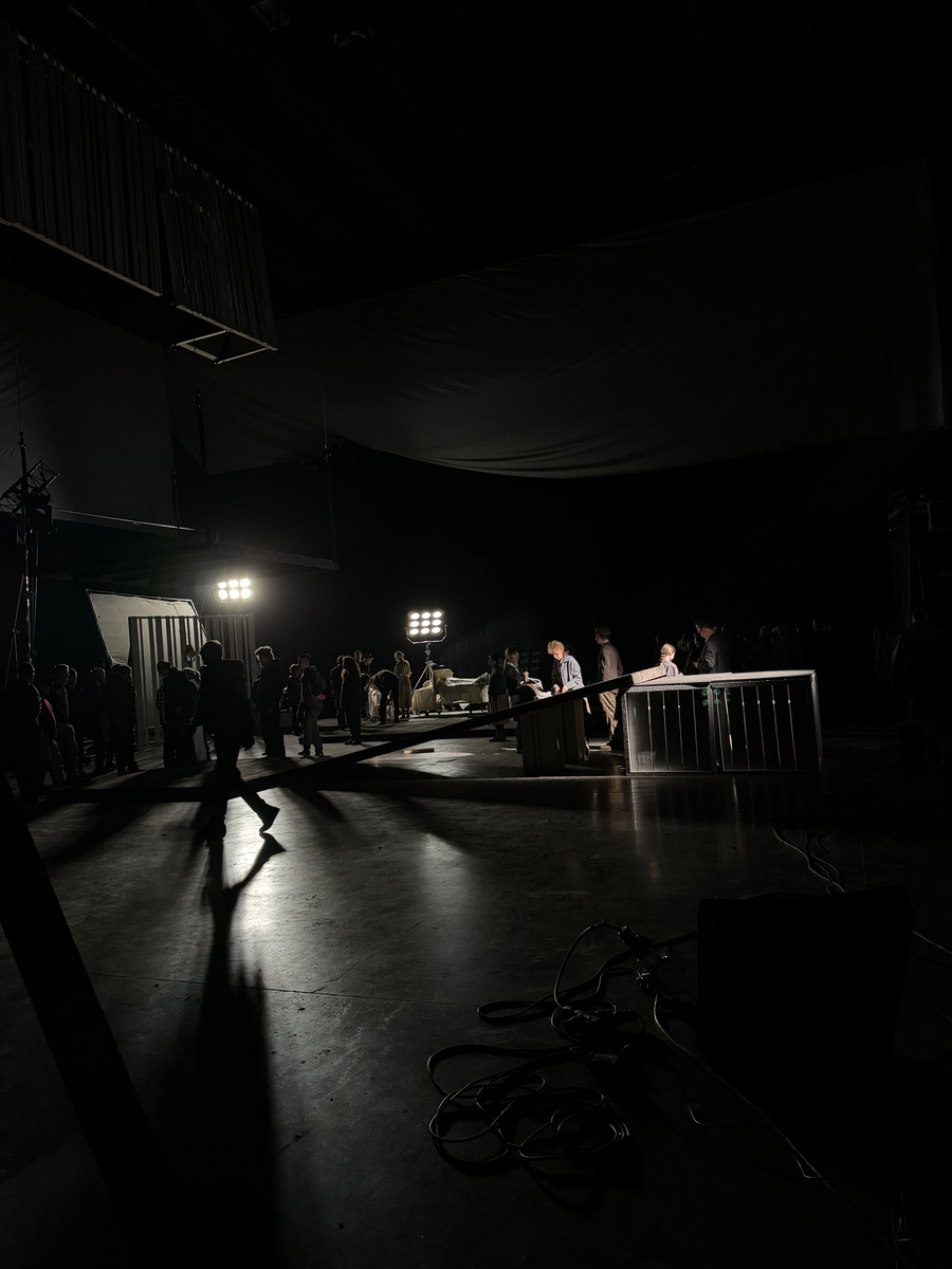 Когда съемка проходит в павильоне