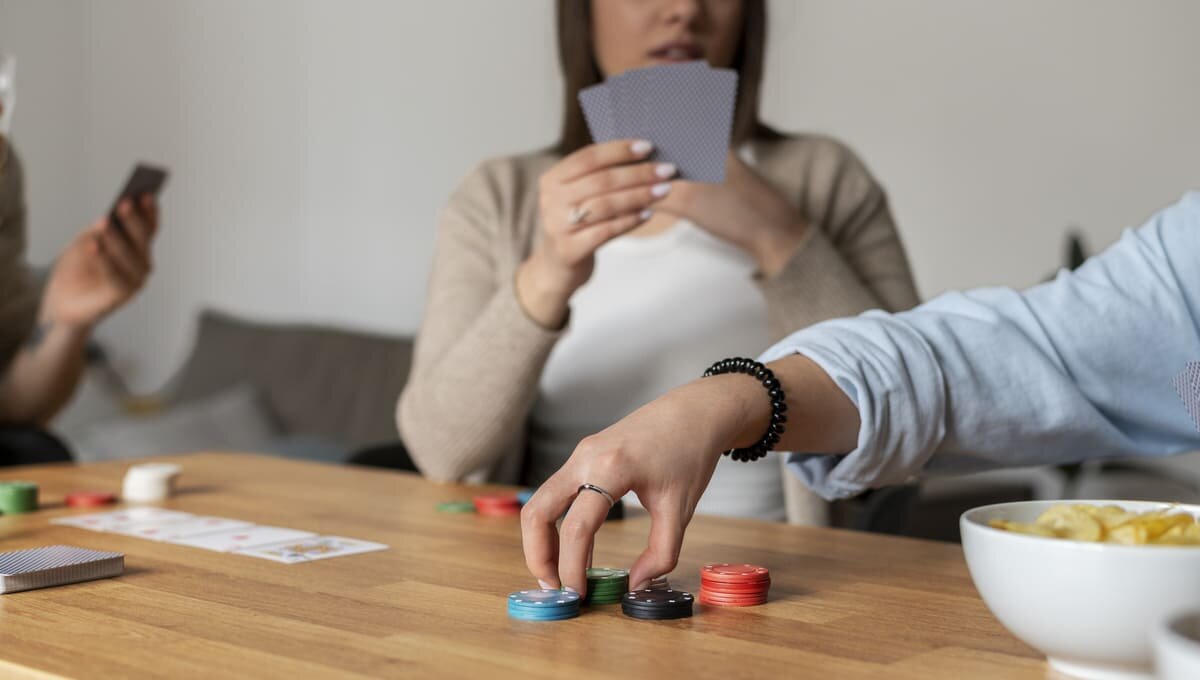    Для семьи, на двоих и компании друзей: топ-10 настольных игр для Нового года