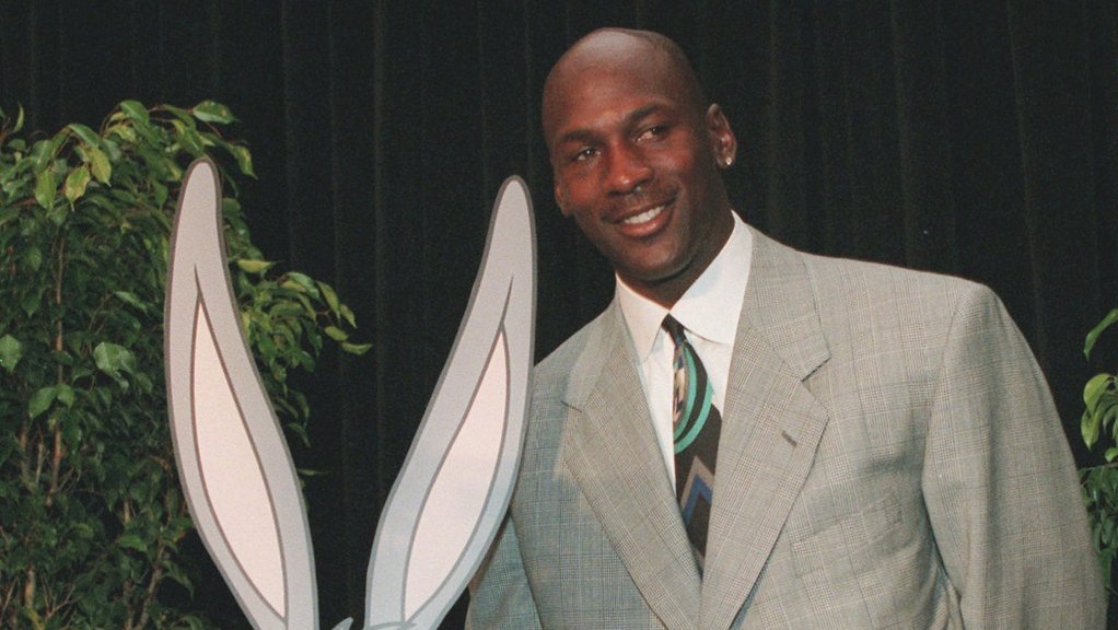    Майкл Джордан и Багз Банни на пресс-конференции  AP 2024