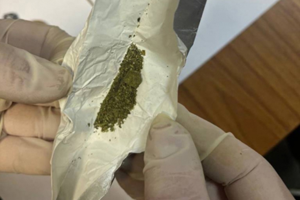    Злоумышленника поймали в октябре на улице Моченкова, когда он шел к тайнику. Оттуда изъяли сверток с синтетическим наркотиком массой два грамма