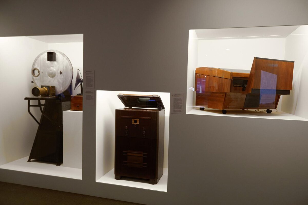    Механическая передающая телевизионная камера и ламповый консольный телевизор ТК-1 черно-белого изображенияпресс-служба