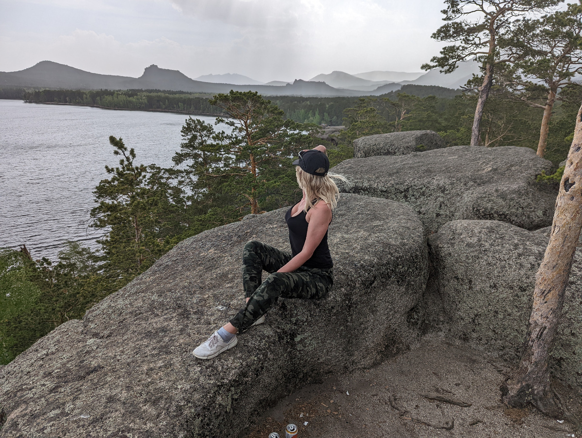 Благодаря большому количеству сосен, воздух чистейший. Дышать- не передышать.