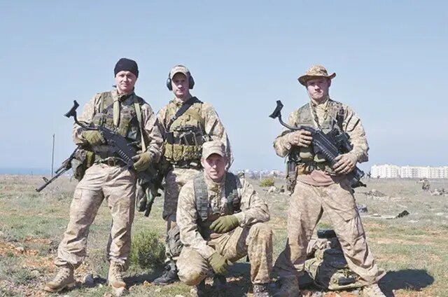 ФОТО СДЕЛАНО ВЕСНОЙ 2014 ГОДА.  СТОИТ СПРАВА КАПИТАН ФЁДОР ЖУРАВЛЁВ - ПОГИБ 19 МАЯ 2015 Г