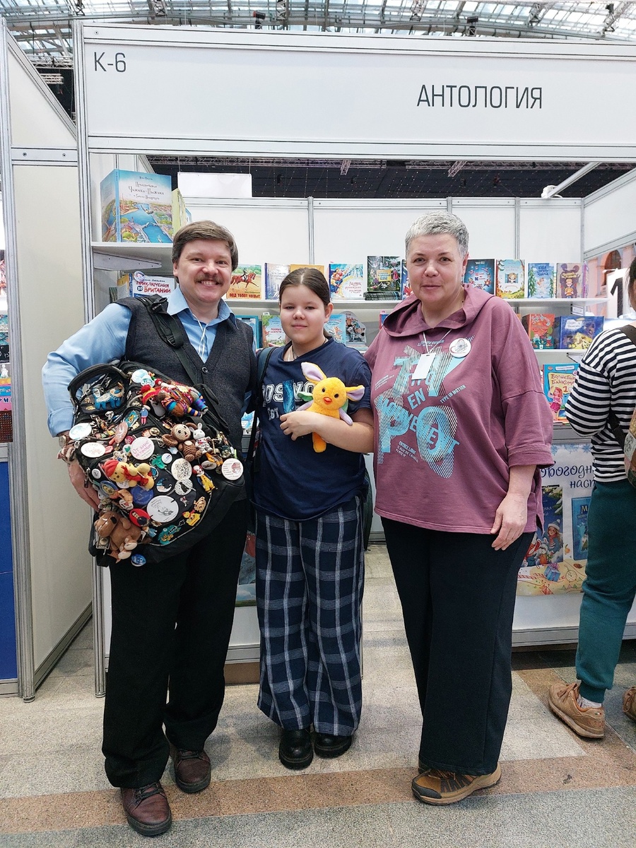 Дмитрий Гасин с дочерью и пиар-менеджер издательства Наталья Полева