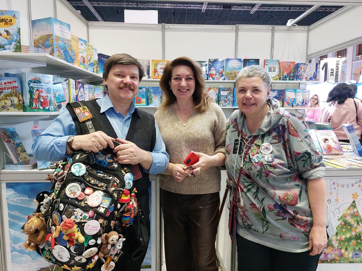 Дмитрий Гасин, писательница Екатерина Тимашпольская и пиар-менеджер издательства Наталья Полева