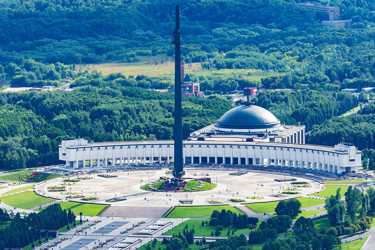    Если погода позволит — прогуляйтесь по парку Победы. Источник: Shutterstock