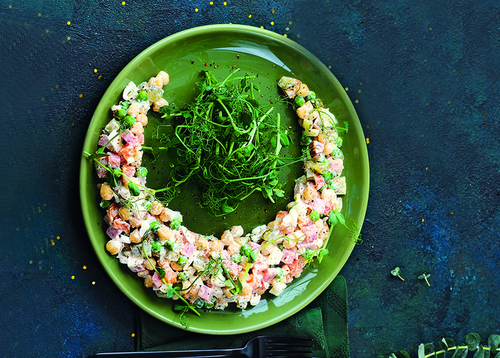 Оригинальная и очень простая версия оливье, в которой главные роли играют бобовые.