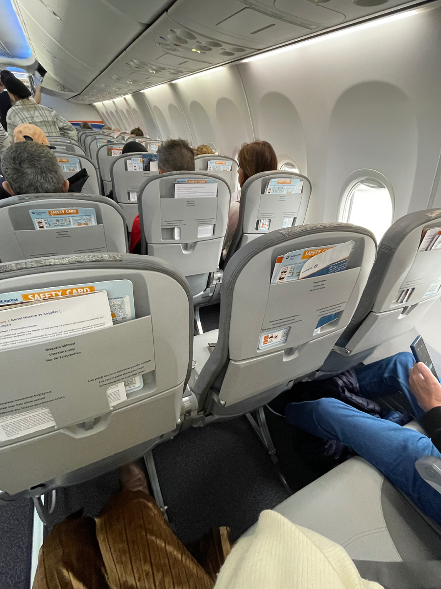 Самолет из Парижа в Анталию летел полупустой, целые ряды были свободны 