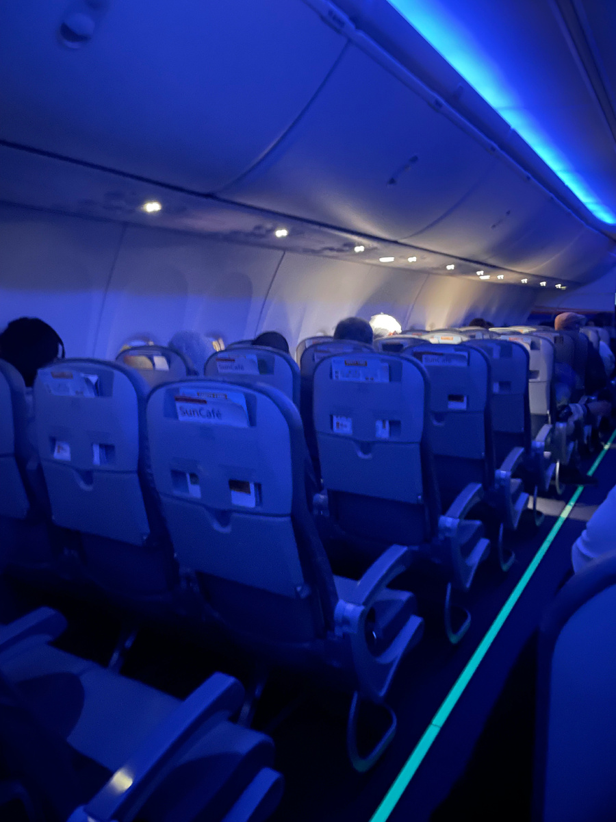 Многие расселись как хотели и лежали 