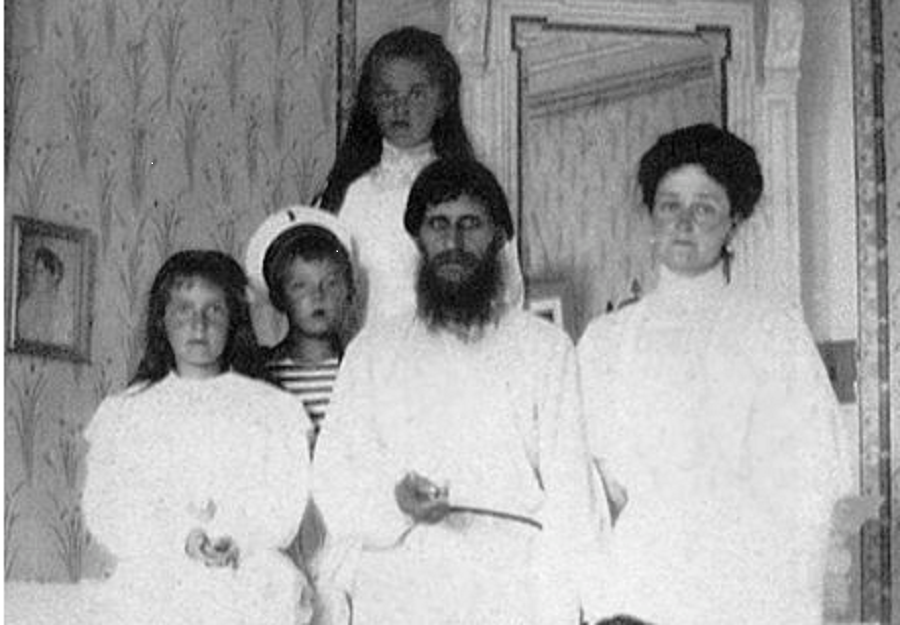 Фото: commons.wikimedia.org Распутин с царицей и младшими детьми 