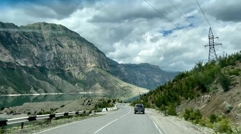 Озеро как зеркало, где то в горах Дагестана
