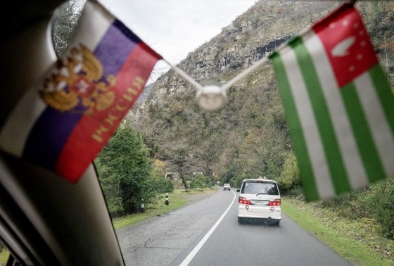    Виз из кабины машины на дорогу в Абхазии