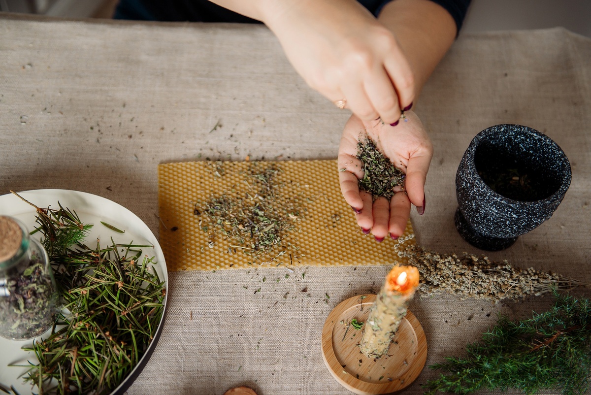 Используйте травы и масла в магических свечах