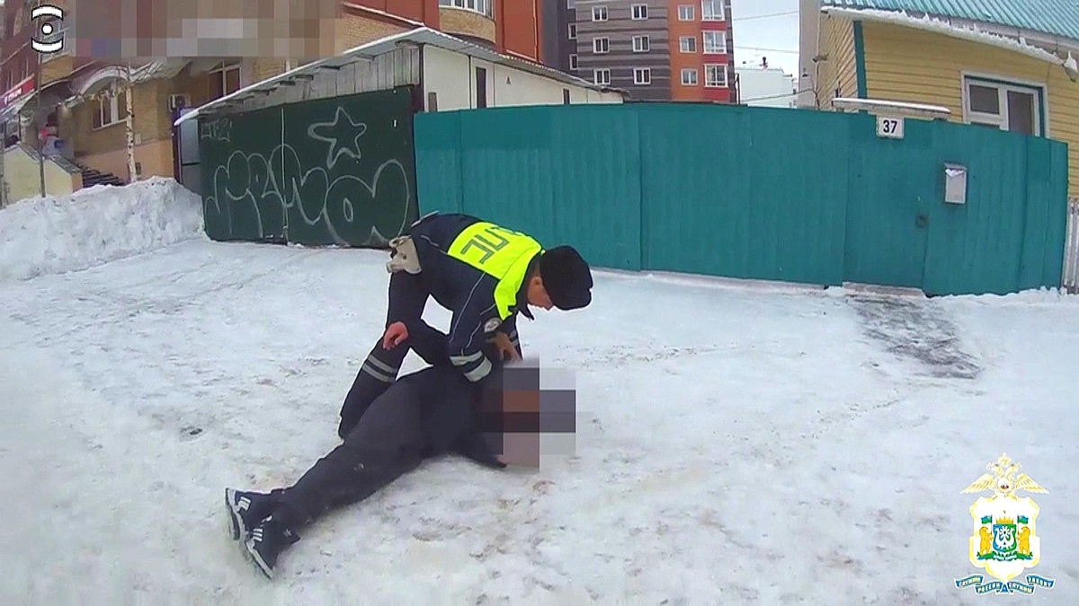    В Югре госавтоинспекторы спасли мужчину с эпилепсией