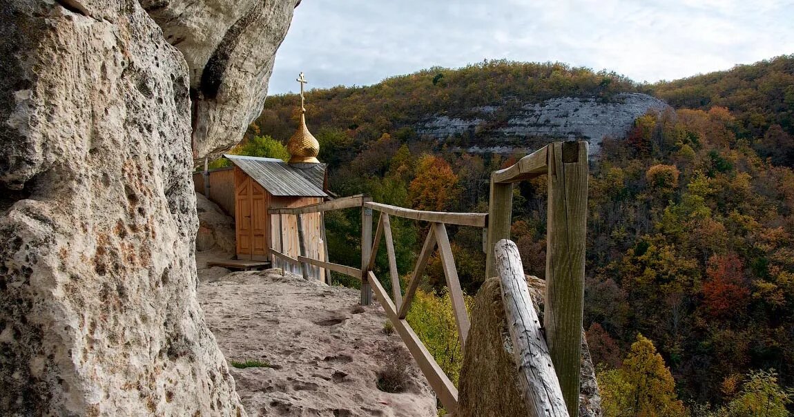 вот такие тропинки и  служат переходами для обителей монастыря. Фото взято с открытых источ.