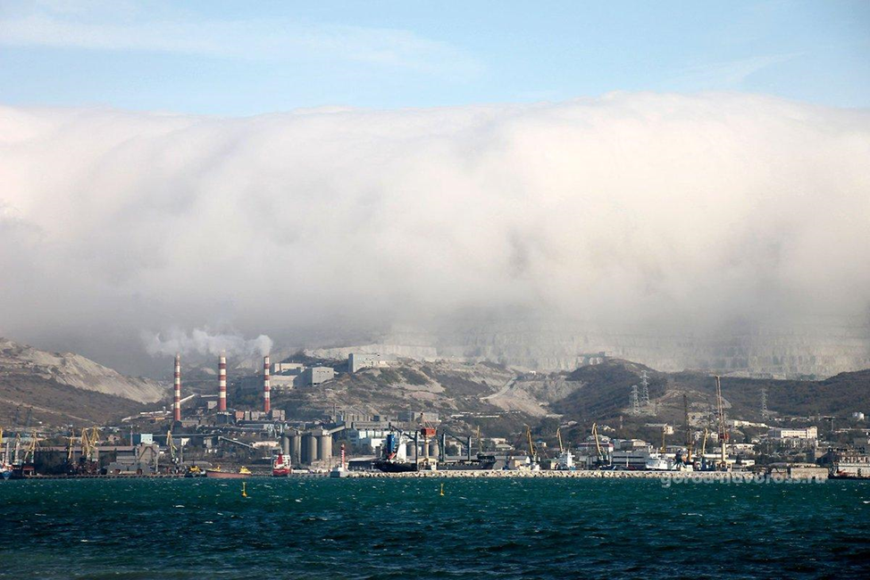 Рис.2. Новороссийская Бора. На фото видно как холодная масса воздуха нависает над прибрежными возвышенностями и заливом