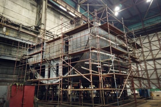 Основные характеристики буксира проекта 3262:   Длина наибольшая, м 42,5   Длина по конструктивной ватерлинии (КВл), м 38   Ширина по КВл, м 11,8   Высота борта, м 5,2   Осадка по КВл, м 3,8   Водоизмещение, т 655,7   Энергетическая установка, кВт 2×1800   Скорость, узлов 11   Экипаж, человек 8   Автономность, суток 5На «Верфи братьев Нобель» (входит концерн «Калашников») завершается создание второго блока корпуса буксира ледокольного типа «Нарвская застава» проекта 3262. На заказе полностью смонтированы две бортовые секции и палуба, а днищевая секция находится на завершающем этапе сборки. Наряду с этим идет резка металла для следующего, третьего, блока. Об этом сообщает пресс-служба концерна.📷    Фото: Концерн «Калашников».
Напомним, что первый блок корпуса ледокольного буксира сформировали в начале сентября. Всего его корпус будет состоять из восьми основных блоков.Буксир ледокольного типа «Нарвская застава» проекта 3262 класса «КМ Аrc4 [1] R3- RSN AUT2 Tug» заложили в заводе в Рыбинске 4 июля нынешнего года. Заказчик – комитет по природопользованию, охране окружающей среды и обеспечению экологической безопасности Санкт-Петербурга. Контракт на строительство буксира подписан в декабре 2023 года. Срок постройки – до конца 2026 года.
 Посмотреть категорию           Металл15 продуктовЛедокольный буксир способен решать целый спектр различных задач на реке Неве в акватории Северной столицы: разрушение ледяного покрова для прокладывания путей другим судам и оказания им необходимой помощи при движении во льдах, предотвращение затопления прибрежных территорий, обеспечение экологической безопасности акватории, проведение спасательных операций, тушение пожаров на других судах.