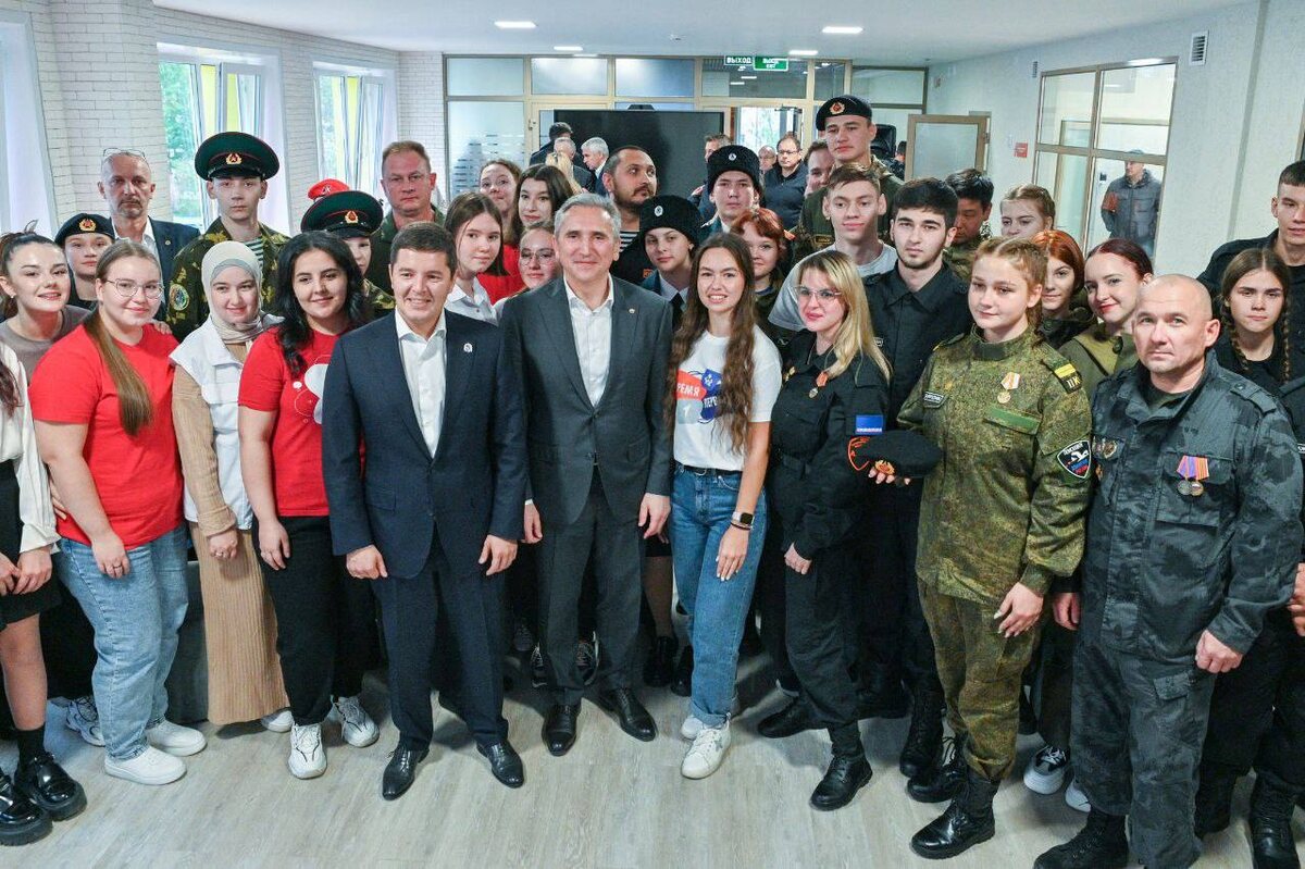 Губернатор Тюменской области поздравляет жителей Ноябрьска с Днем города и всех ямальцев с Днем работников нефтяной и газовой промышленности, 3 сентября 2023. Фото: официальный телеграм-канал Александра Моора