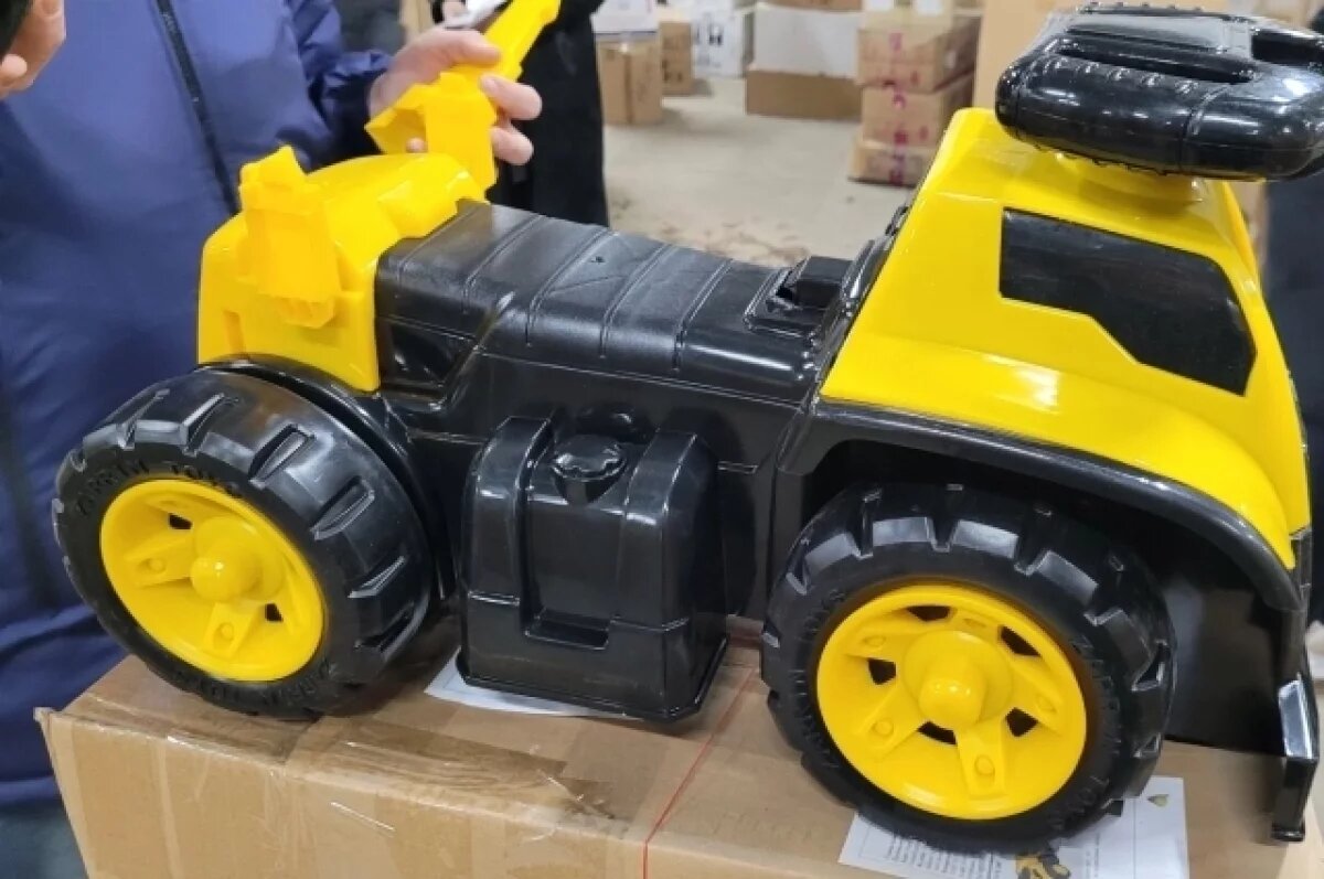    Машинки-толкары в подарок получили от астраханских таможенников детдома