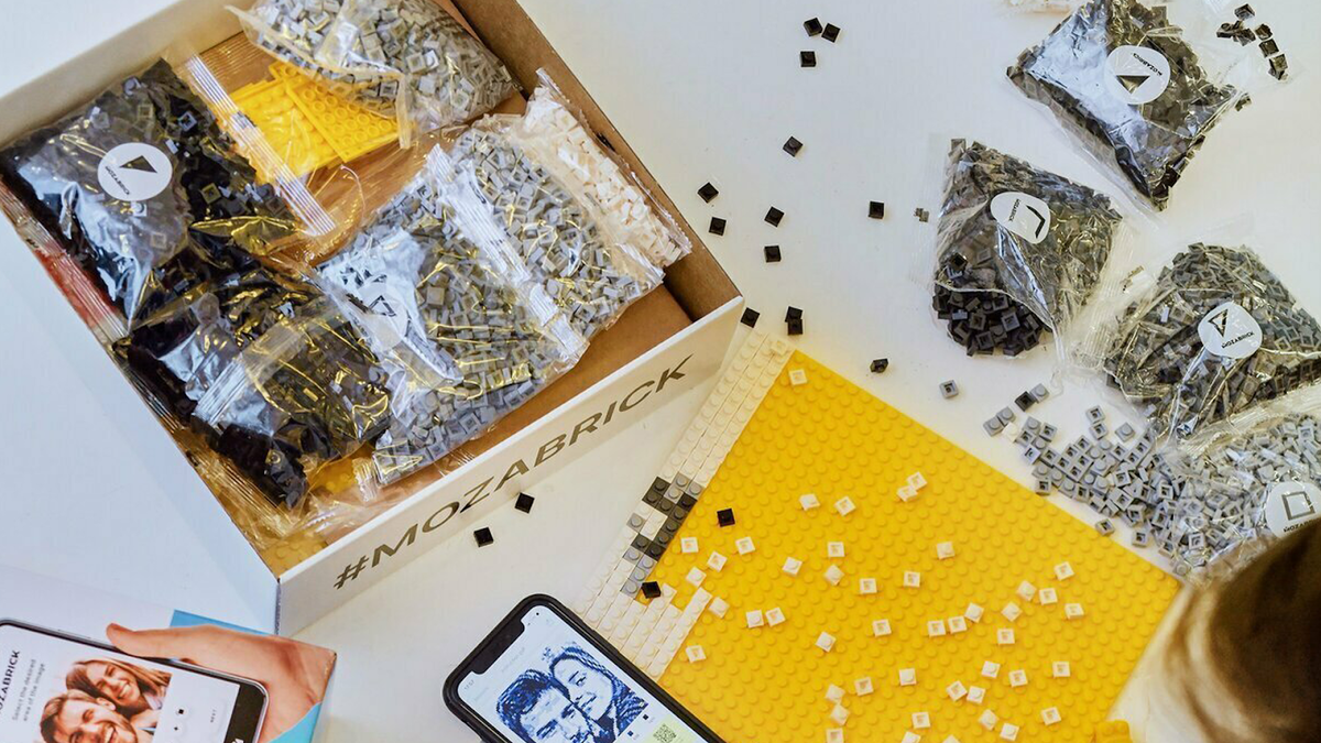 Внутри коробки тоже все супер — все детали распределяют в разные упаковки по цветам