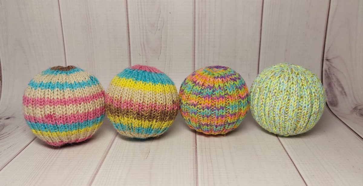 новогоднии шары спицами из остатков пряжи